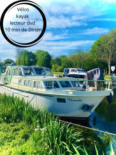 un bateau blanc est amarré dans l'eau dans l'établissement Naiade, à Évran