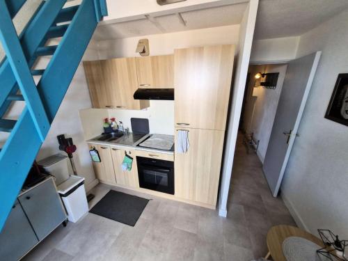 - une vue de tête sur une petite cuisine dans une petite maison dans l'établissement Résidence Le Carlton - 2 Pièces 4 couchages PORT LEUCATE. Réf: 2CAR_310B MAE-6253, à Leucate