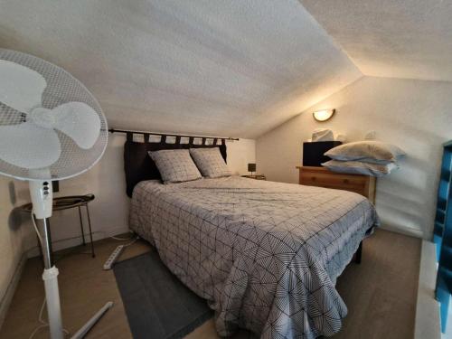 - une chambre avec un lit et un ventilateur dans l'établissement Résidence Le Carlton - 2 Pièces 4 couchages PORT LEUCATE. Réf: 2CAR_310B MAE-6253, à Leucate