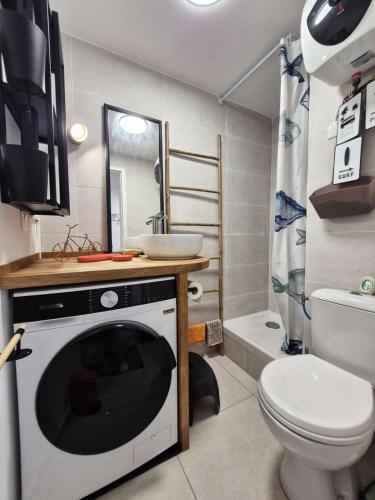une petite salle de bains avec toilettes et lavabo dans l'établissement Résidence Le Castellet - 2 Pièces 4 couchages PORT LEUCATE. Réf: 5CAS_97B MAE-6263, à Leucate