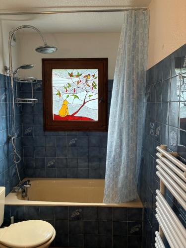 une salle de bain avec une baignoire et une fenêtre dans l'établissement 3 Bed Apartment with Private Terrace, Communal Pool, Mont Blanc Views, à Saint-Gervais-les-Bains