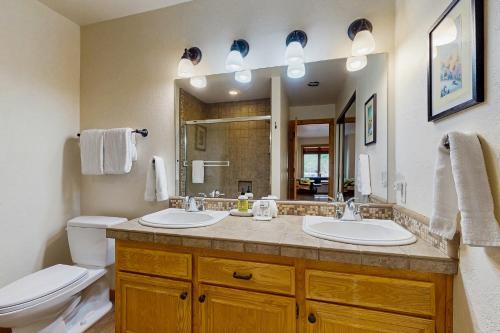 サンバレーにある4311 Fairway 9のバスルーム(洗面台2台、トイレ、鏡付)