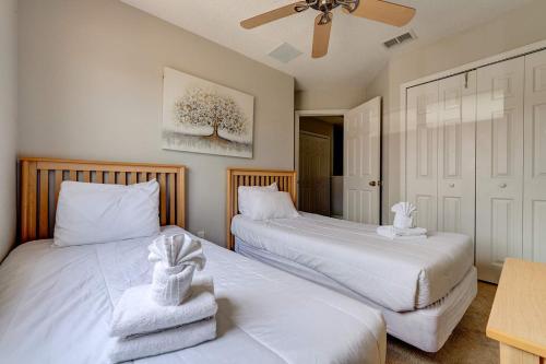 Postel nebo postele na pokoji v ubytování Cozy Vacation Retreat in Fiesta Key Community