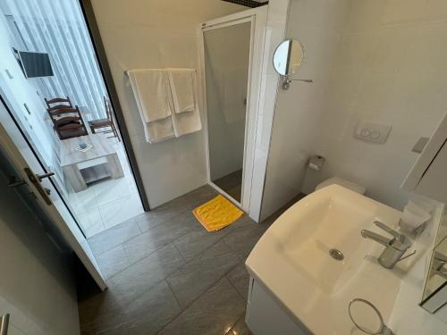 Ένα μπάνιο στο Apartments Funtana with pool