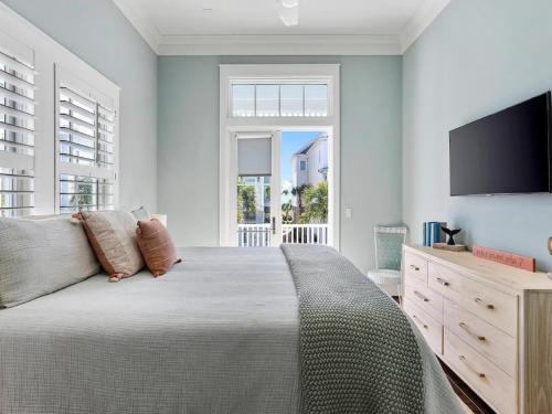 Un dormitorio con una cama grande y un televisor de pantalla plana. en East end Pet friendly home Nearby to Beach, en Galveston