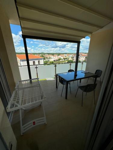 Μπαλκόνι ή βεράντα στο Apartments Funtana with pool