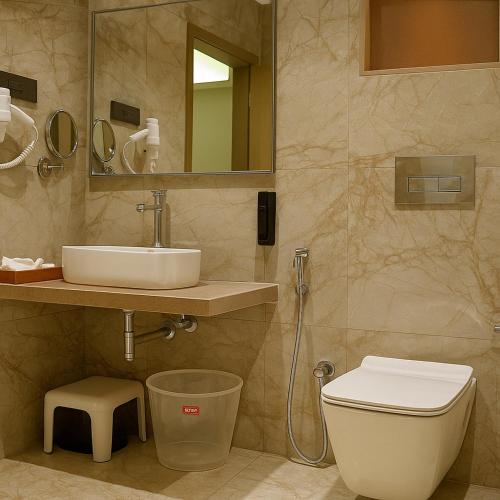 Bilik mandi di The Sky Imperial Hotel Kailash