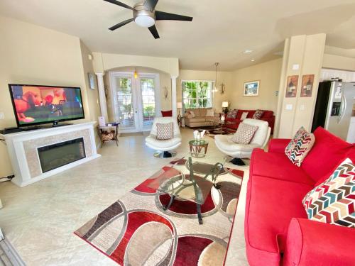 Μια τηλεόραση ή/και κέντρο ψυχαγωγίας στο Top Florida Properties Vacation Villas