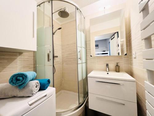 une salle de bain avec douche et lavabo dans l'établissement Villegiales Tee1 - 2 pièces cabine en rez de jardin avec piscine clim MAE-6313, à La Grande Motte
