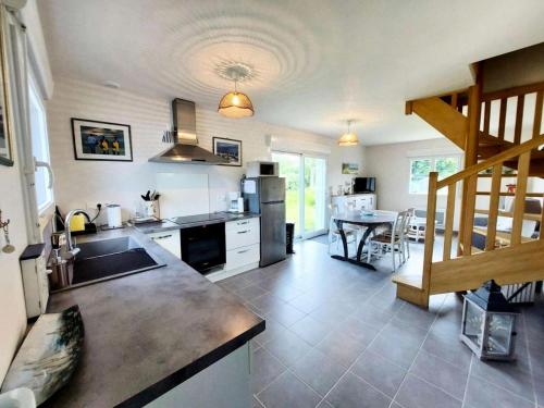 une cuisine avec un comptoir et une table à l'intérieur dans l'établissement Résidence G25-pleumeur Bodou - Mesk Ar Mein maison avec jardin et parking privé MAE-3724, à Pleumeur-Bodou