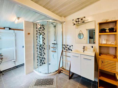 une salle de bain avec douche et lavabo dans l'établissement Résidence G25-pleumeur Bodou - Mesk Ar Mein maison avec jardin et parking privé MAE-3724, à Pleumeur-Bodou