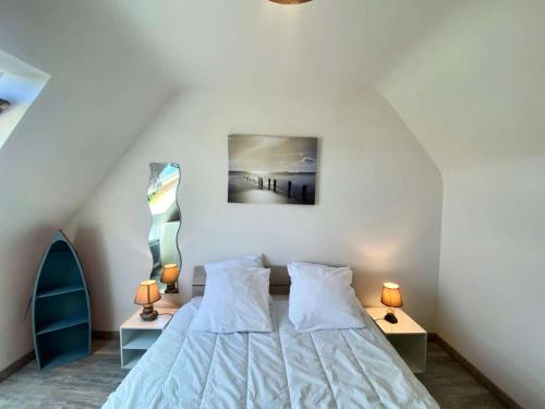une chambre avec un lit avec deux lampes et un tableau au mur dans l'établissement Résidence G25-pleumeur Bodou - Mesk Ar Mein maison avec jardin et parking privé MAE-3724, à Pleumeur-Bodou