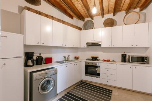 Una cocina o cocineta en Stonehouse with private swimming pool