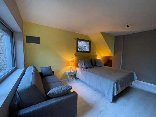 une chambre avec un lit et un canapé dans l'établissement Villa Terre d'Azur, à La Croix-Valmer