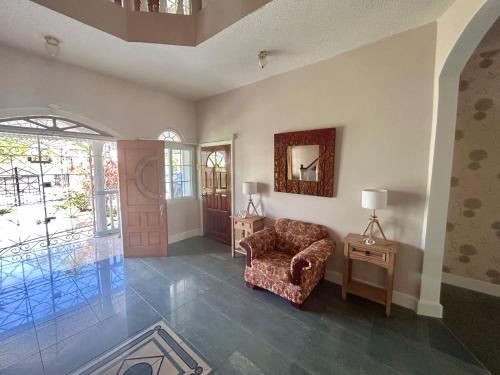 Χώρος καθιστικού στο 5-Bed Villa with pool in Runaway Bay Jamaica