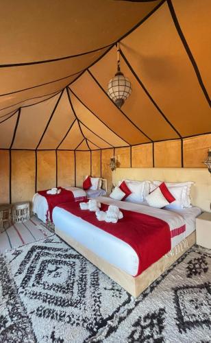 Cama o camas de una habitación en Merzouga VIP Luxury Camp