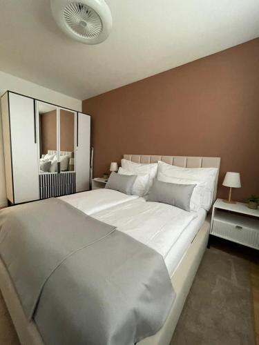a bedroom with a large white bed in a room at New Kelly Apartment in Levoča
