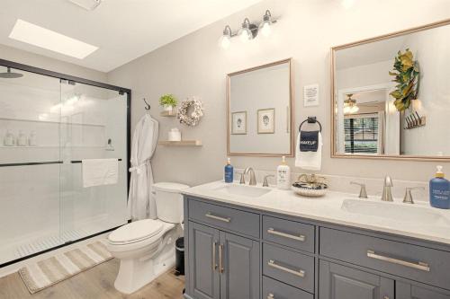 ein Badezimmer mit Toilette, Waschbecken und Dusche in der Unterkunft Gritz & Giggles, Where Southern Charm Meets Belly Laughs in Port Royal