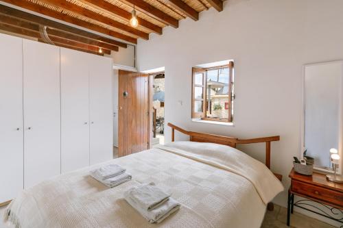 Una cama o camas en una habitación de Stonehouse with private swimming pool