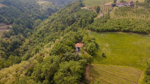an aerial view of a house on a hill at La Quiete del Pero Fiorito Villa in the Langhe in Monastero Bormida
