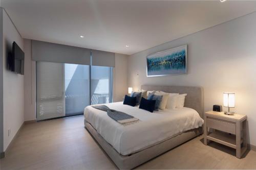 Postel nebo postele na pokoji v ubytování Luxury Loft at Cabo Marina BBQ Grill & Terrace