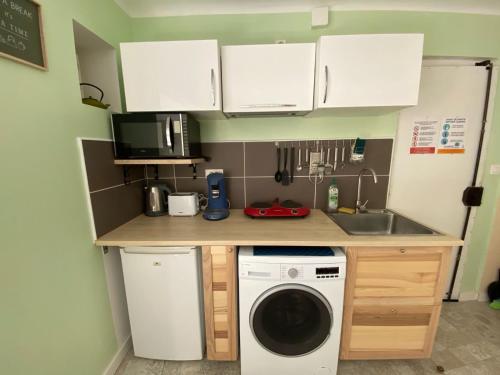 マルセイユにあるCentral Appartement T2 4P avec terrasseのキッチン(洗濯機、シンク付)