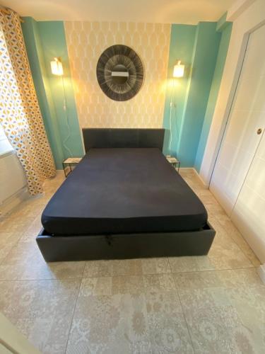 - un grand lit dans une chambre avec un mur dans l'établissement Central Appartement T2 4P avec terrasse, à Marseille