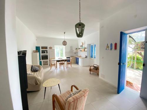 een woonkamer en een keuken met een tafel en stoelen bij Casa Barraté l'Alguer in Alghero