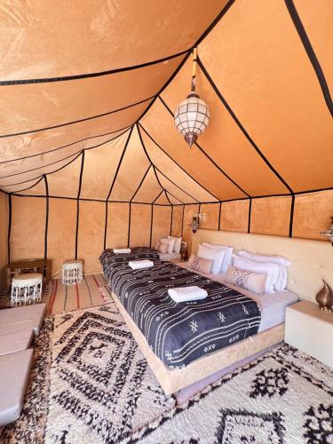 Cama o camas de una habitación en Merzouga VIP Luxury Camp