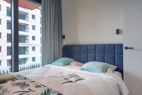 Postel nebo postele na pokoji v ubytování Towarowa Towers Residences