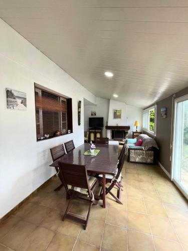 une salle à manger avec une table, des chaises et un canapé dans l'établissement Résidence 112-montalivet - 112 - Jolie maison en plein cœur de la station balnéaire de Montalivet MAE-7111, à Vendays-Montalivet