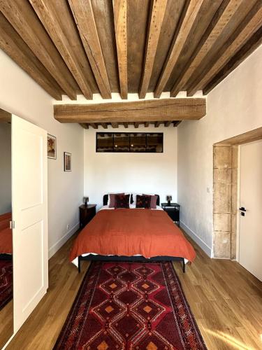 - une chambre avec un lit doté d'un couvre-lit rouge dans l'établissement Dijon Hypercentre Apartment, à Dijon