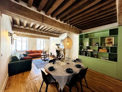 un salon avec une table et un canapé dans l'établissement Dijon Hypercentre Apartment, à Dijon