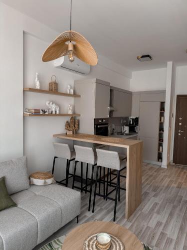a kitchen and living room with a bar with stools at Sal y Sol in Bar