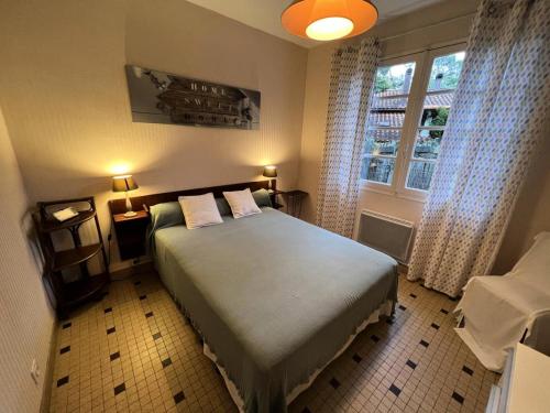 une chambre avec un lit et une fenêtre dans l'établissement Résidence 117-montalivet - 117 - Maison avec joli jardin proche du centre de Montalivet MAE-7101, à Vendays-Montalivet
