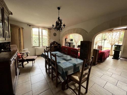 une salle à manger avec une table et des chaises dans une pièce dans l'établissement Résidence 113-montalivet - 113 - Maison de famille proche de l'océan MAE-7121, à Vendays-Montalivet
