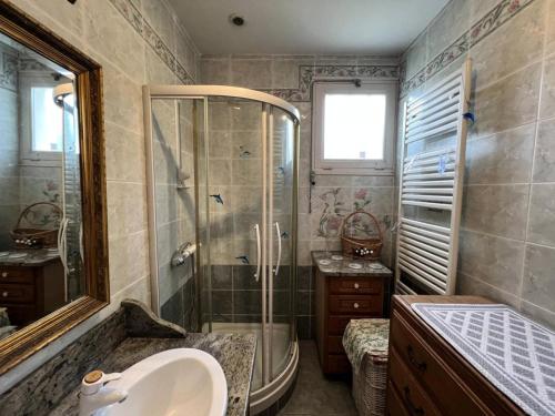 une salle de bain avec une douche, un lavabo et une baignoire dans l'établissement Résidence 113-montalivet - 113 - Maison de famille proche de l'océan MAE-7121, à Vendays-Montalivet