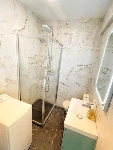 une salle de bain avec une douche, des toilettes et un lavabo dans l'établissement Cannes Breeze, à Cannes