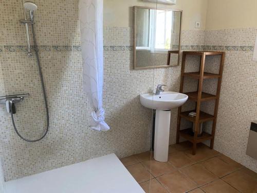 une salle de bain avec douche et lavabo dans l'établissement Résidence 121-montalivet - 121 - Agréable maison de vacances dans Montalivet MAE-4891, à Vendays-Montalivet
