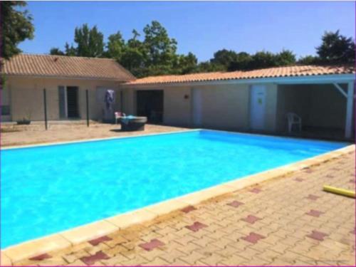 ヴァンデ・モンタリヴェにあるRésidence Les Hameaux - 109- Villa dans un petit Hameau avec piscine collective à Vendays MAE-7171の家の前の青い大型スイミングプール