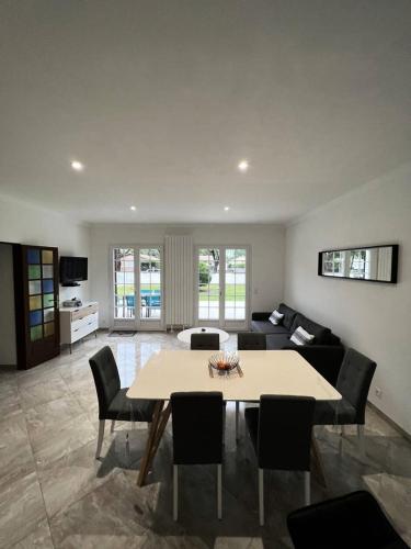 un salon avec une table et un canapé dans l'établissement Résidence 118-montalivet - 118 - Maison décorée avec goût en plein cœur de Montalivet MAE-1181, à Vendays-Montalivet