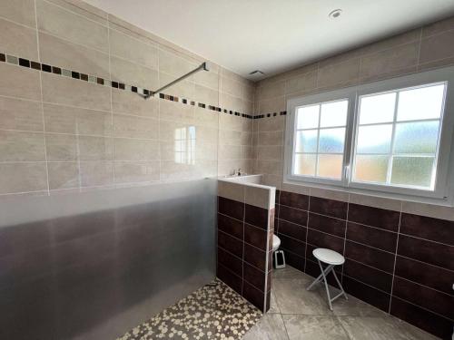 une salle de bain avec une baignoire, un lavabo et une fenêtre dans l'établissement Résidence 118-montalivet - 118 - Maison décorée avec goût en plein cœur de Montalivet MAE-1181, à Vendays-Montalivet