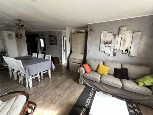 un salon avec un canapé et une table dans l'établissement Résidence 058-vendays Montalivet - 058 - Petit coin paisible à côté des pins et à 200m de l'Océan MAE-4871, à Vendays-Montalivet