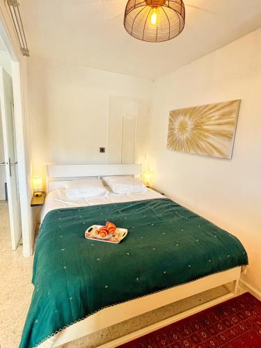 une chambre avec un lit avec un plateau de carottes dessus dans l'établissement Cannes Breeze, à Cannes