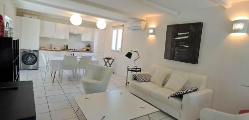 un salon avec un canapé et une table et une cuisine dans l'établissement Lou Mazet, à Cabrières