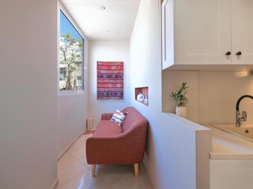 アテネにあるThe Acropolis Windowのリビングルーム(椅子、シンク付)