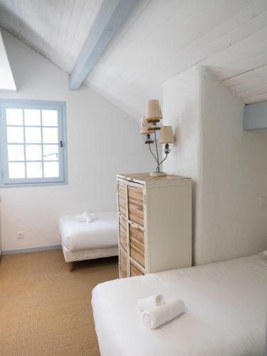 une chambre avec deux lits et une commode et une fenêtre dans l'établissement Maison Landaise proche plage& centre-ville !, à Seignosse