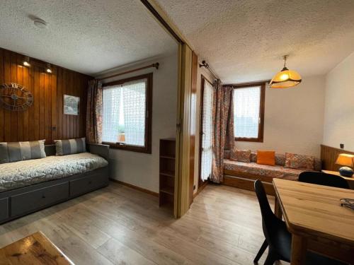 une chambre avec un lit, un canapé et une table dans l'établissement Résidence Pierrafort G - PIERRAFORT 08 MAE-6541, à Valmorel