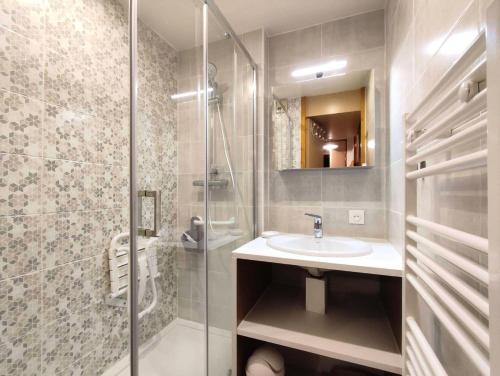 une salle de bain avec un lavabo et une douche en verre dans l'établissement Résidence Pierrafort G - PIERRAFORT 08 MAE-6541, à Valmorel