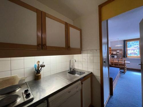 une cuisine avec un évier et un plan de travail dans l'établissement Résidence Cachette G - CACHETTE 22 MAE-8061, à Valmorel
